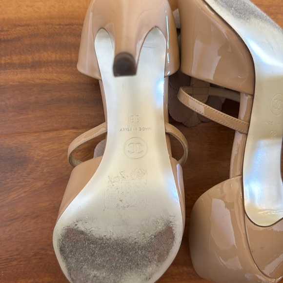 Chanel Patent Leather Pumps with Bow and pearl in the middle. Size 38 - Picture 3 of 5